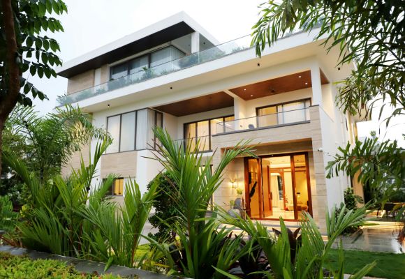 Residência de alto padrão com jardim tropical